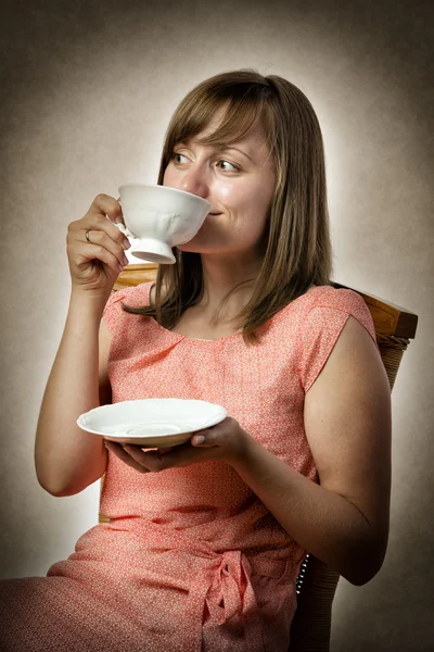 Frau trinkt Tee — Stockfoto