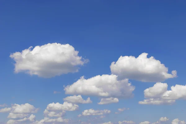 Cielo azul con nubes — Foto de Stock