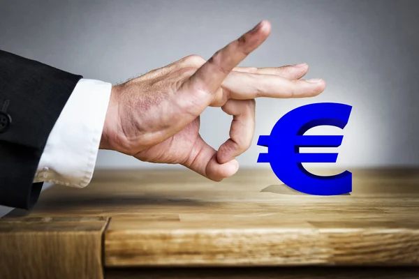 Mann schießt Euro-Zeichen ab — Stockfoto