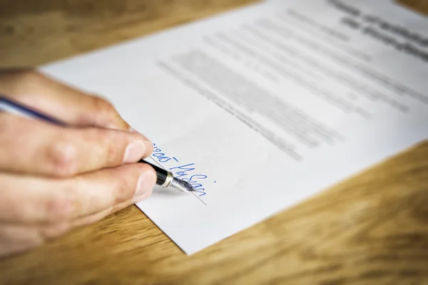 Hand signs contract — Stock Photo, Image