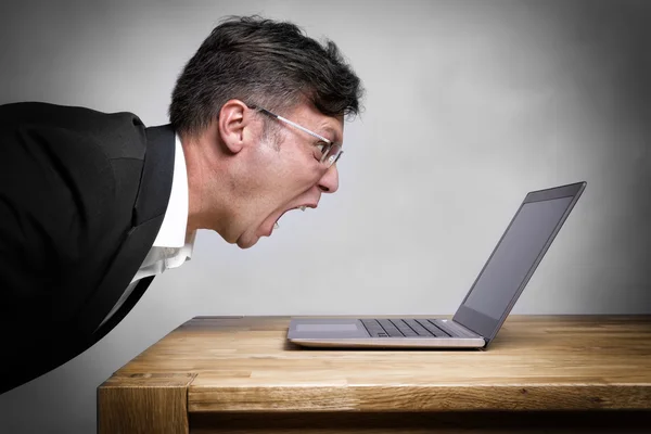 Homem gritando com laptop — Fotografia de Stock