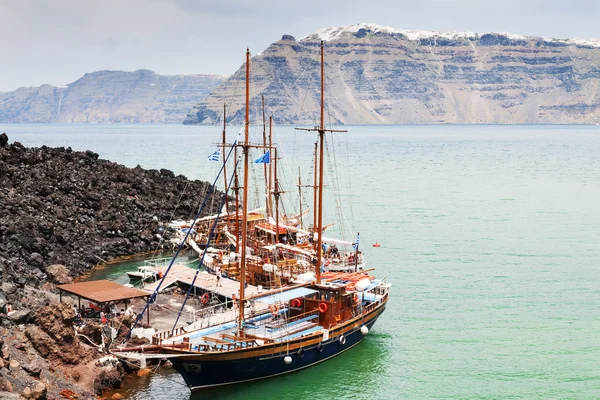 Santorini tekneler vulcano manzara — Stok fotoğraf