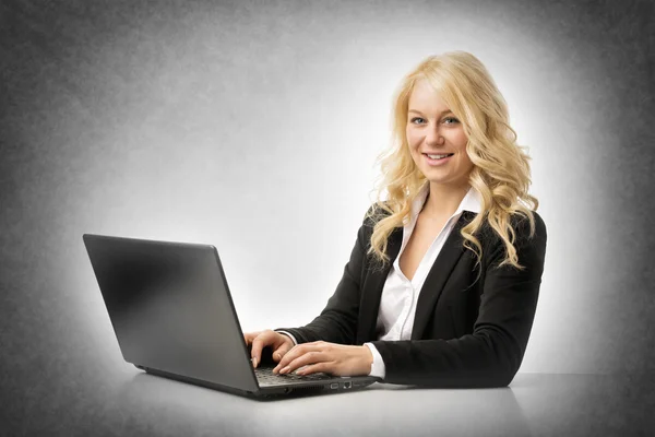 Woman working on laptop — Stock Photo, Image