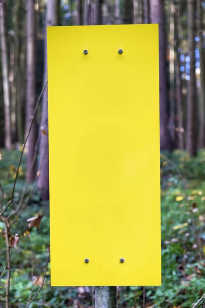 Prázdné žlutá značka v lese — Stock fotografie