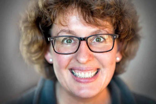 Glad kvinna med glasögon — Stockfoto