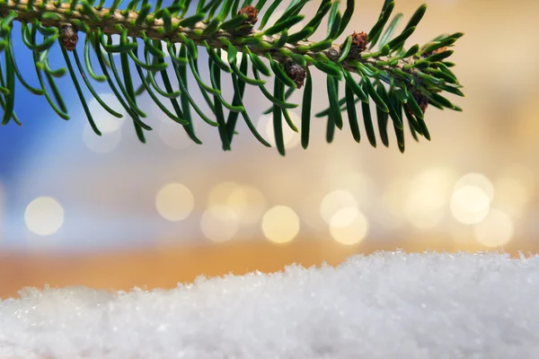 Ramo e neve artificiale con luci bokeh — Foto Stock