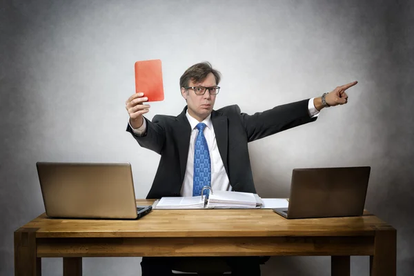 Homme d'affaires en colère avec carton rouge — Photo