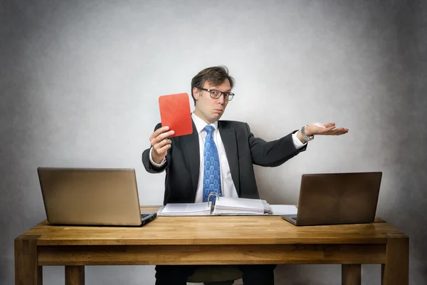 ビジネスの男性と赤のカード — ストック写真