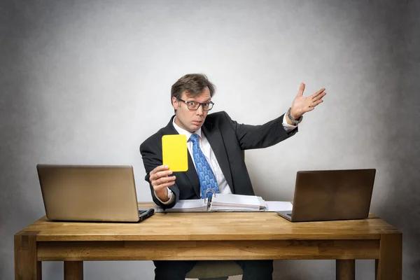 Uomo d'affari con cartellino giallo — Foto Stock