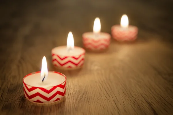 Romantische Kerzen auf Holztisch — Stockfoto