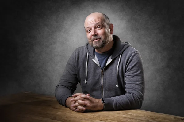 Mann sitzt auf Tisch — Stockfoto