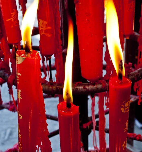 Bir Budda tapınağında kırmızı mumlar