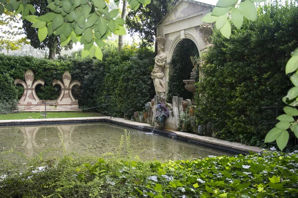 Çeşme Salvador Dali'nın şatoda Şatosu