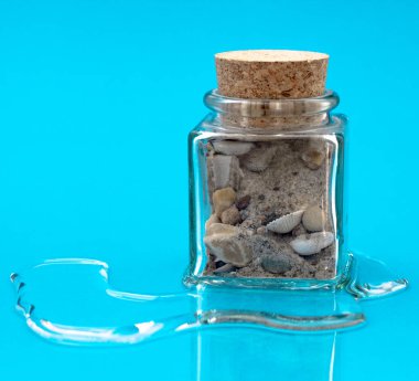 Kumsaldan gelen kumla dolu küçük bir bardak. Hatıra konsepti