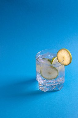 Limonlu buzlu içecek.