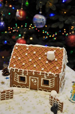 Noel süslemeli zencefilli kek evi.