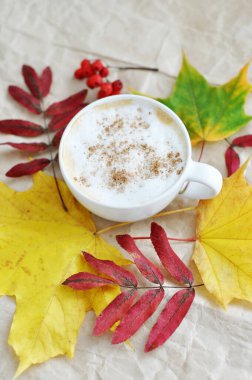 Yapraklı sütlü bir fincan kahve.