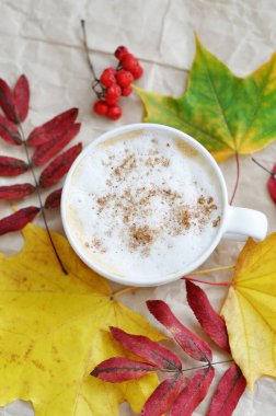 Yapraklı sütlü bir fincan kahve.