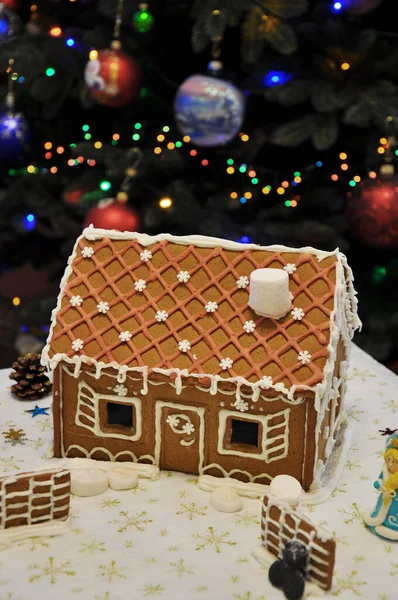 Noel süslemeli zencefilli kek evi.