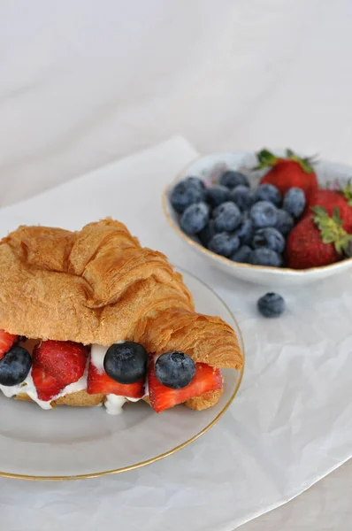 Čerstvý Croissant Smetanou Jahodami Borůvkami — Stock fotografie