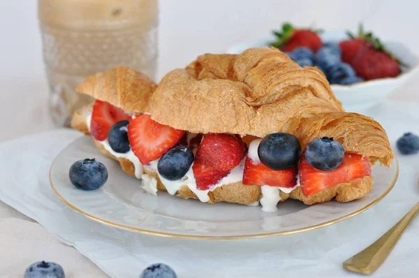 Čerstvý Croissant Smetanou Jahodami Borůvkami — Stock fotografie