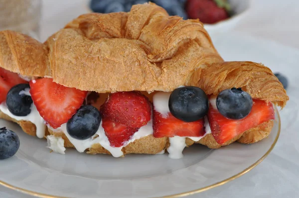 Čerstvý Croissant Smetanou Jahodami Borůvkami — Stock fotografie