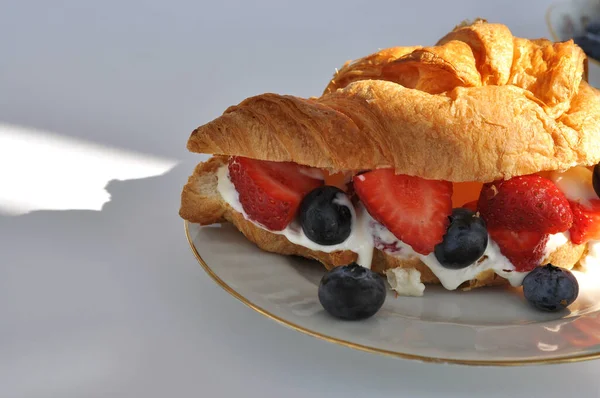 Čerstvý Croissant Smetanou Jahodami Borůvkami — Stock fotografie