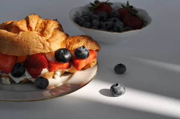 Čerstvý Croissant Smetanou Jahodami Borůvkami — Stock fotografie