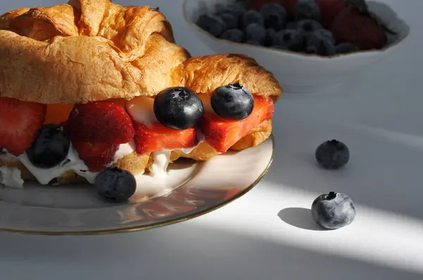 Čerstvý Croissant Smetanou Jahodami Borůvkami — Stock fotografie