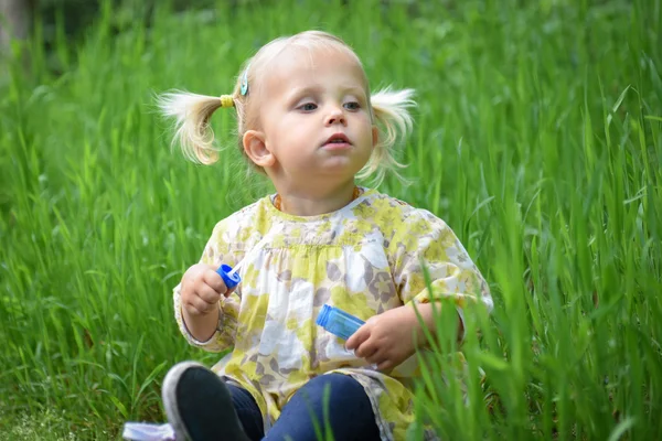 Frumoasa fata copil joc cu bule de săpun în parc . — Fotografie, imagine de stoc