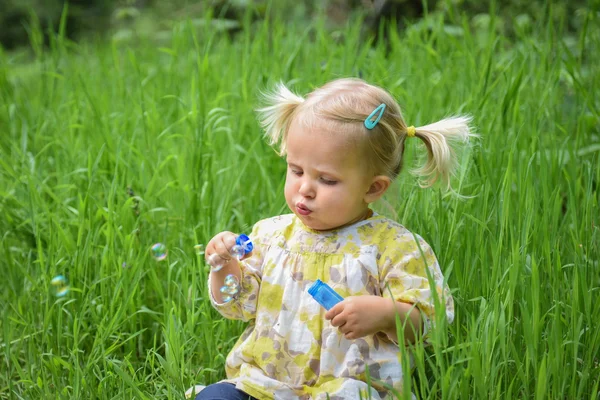 Frumos copil fata suflare săpun bule în parc — Fotografie, imagine de stoc