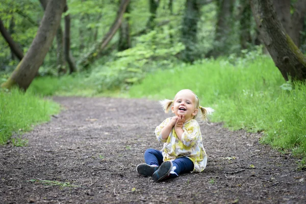 Fetiță fericită în pădure — Fotografie, imagine de stoc