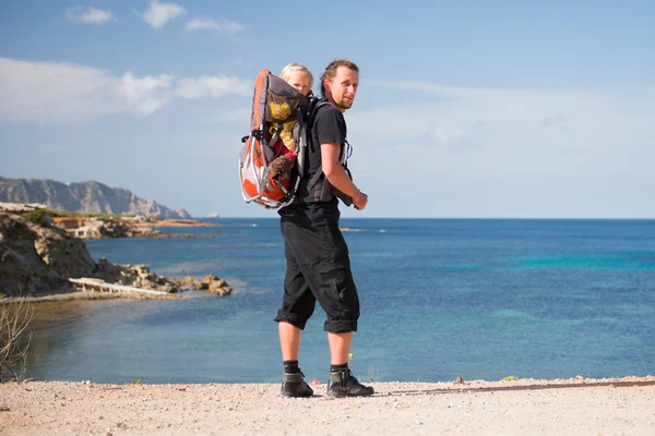 Padre y bebé en mochila al aire libre cerca del mar —  Fotos de Stock