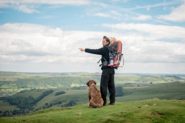 Çocuk ve köpek ile faaliyet hiking