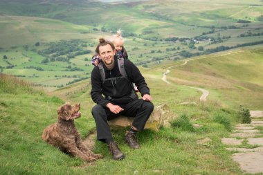  Çocuk ve köpek ile faaliyet hiking