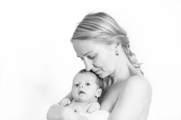 Bayi perempuan dalam pelukan ibu — Stok Foto