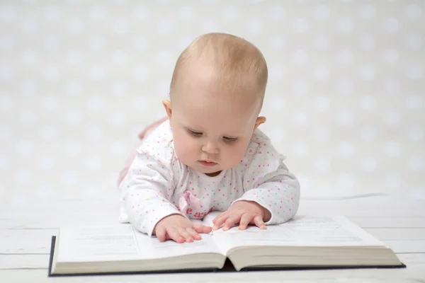 Bebé con el libro — Foto de Stock