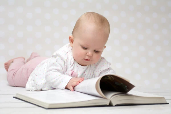 Bebé con el libro — Foto de Stock
