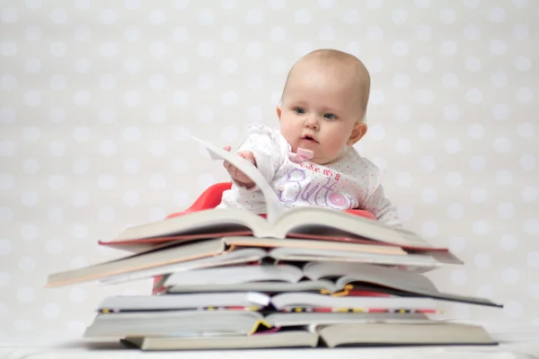 Bebé con pila de libros — Foto de Stock