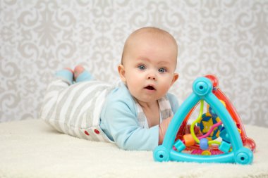 Mavi gözlü bebek oyuncakla oynamak