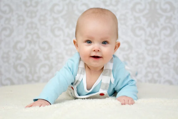 Baby girl with blue eyes  looking at the camera — Stock Photo, Image