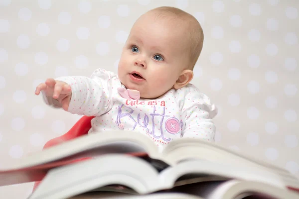 Dítě s knihami — Stock fotografie