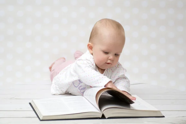 Barnet med boken — Stockfoto