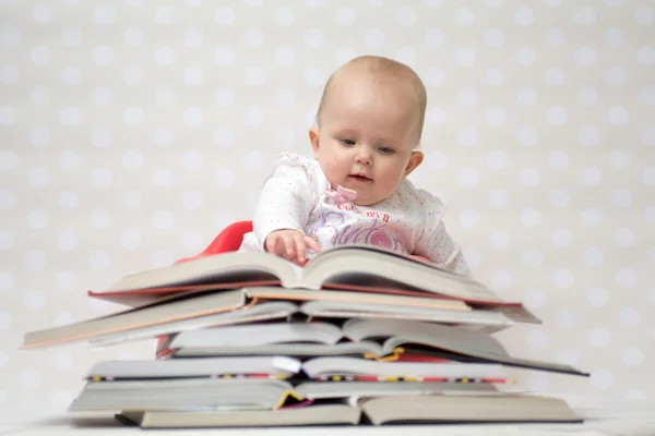 Bebé con pila de libros — Foto de Stock