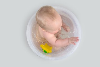 Şirin Bebek Banyoda şeffaf kova ve oyuncaklar ile oynama