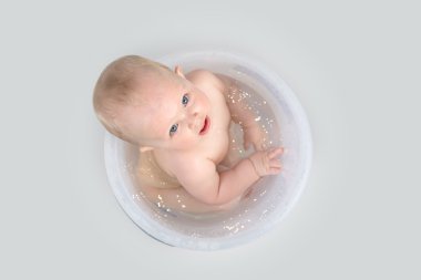 Şirin Bebek Banyoda şeffaf kova ve oyuncaklar ile oynama