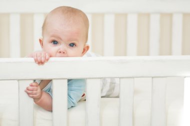 kız bebek beşiğinde