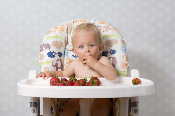 Baby girl eating strawberries — Stock Photo, Image