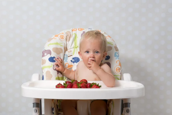 Baby girl eating strawberries — Stock Photo, Image