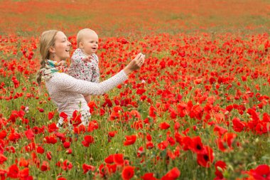 Anne ve kızı bir çayırda
